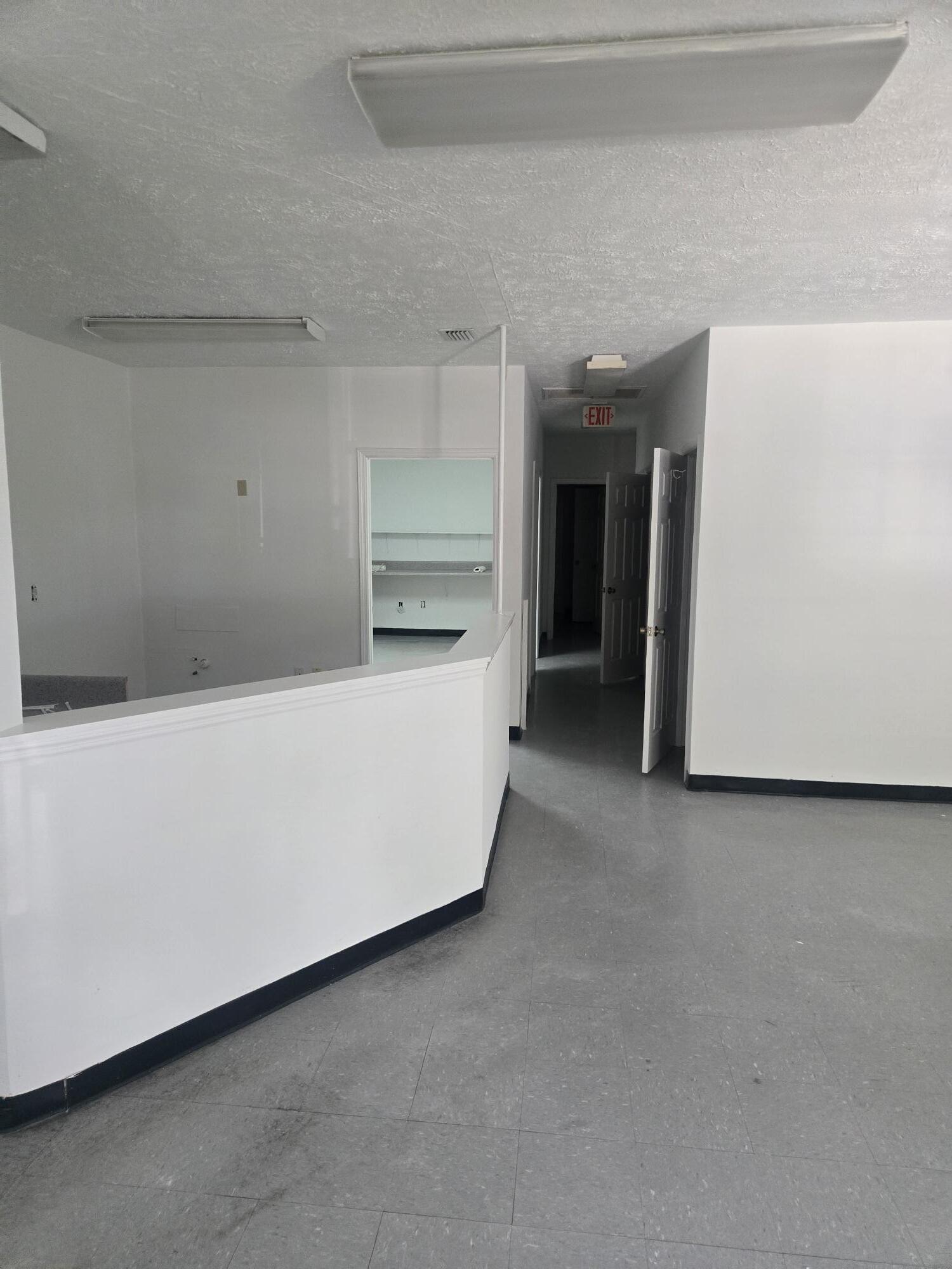 1021 Carlton Arms Blvd, Bradenton, FL for lease Interior Photo- Image 1 of 4