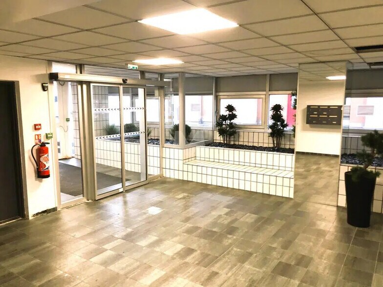 Bureau dans Évry-Courcouronnes à vendre - Photo du bâtiment - Image 2 de 11