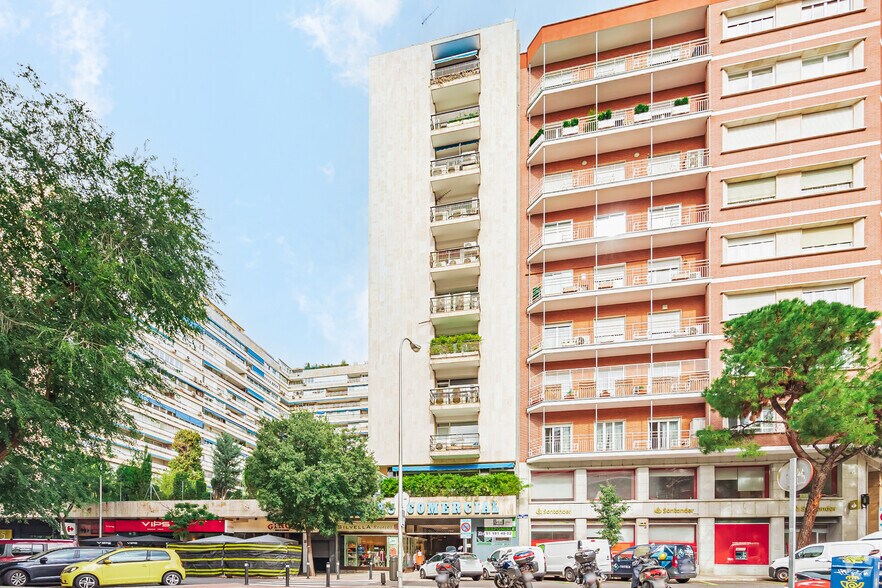 Calle de Guzmán el Bueno, 133, Madrid, Madrid à louer - Photo du bâtiment - Image 3 de 3
