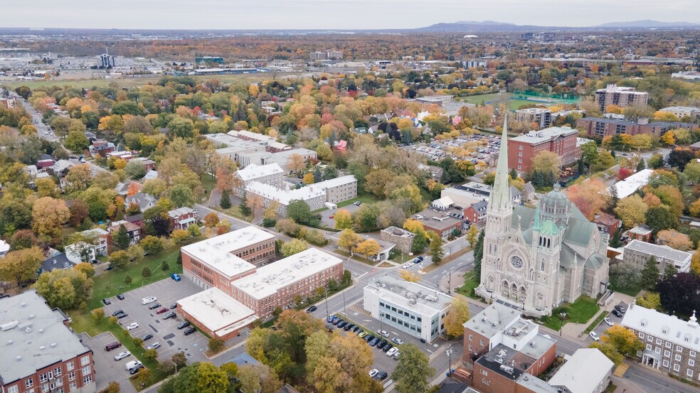 4 Rue Saint-Charles E, Longueuil, QC à louer - Photo du bâtiment - Image 3 de 13