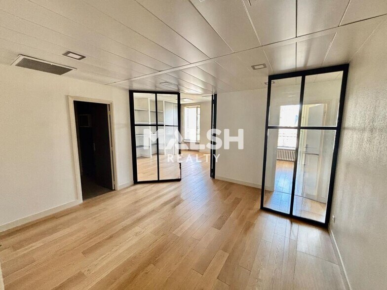 Office in Lyon for lease - Interior Photo - Image 2 of 10