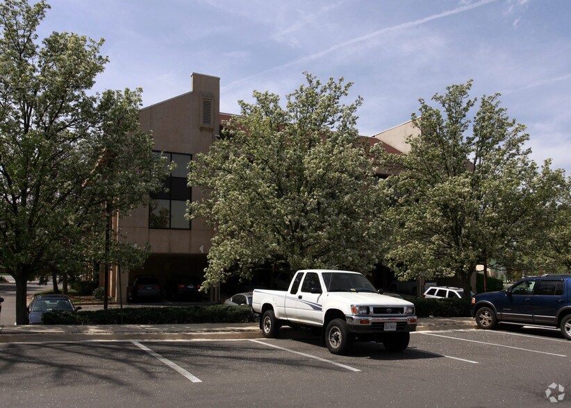 2911 Hunter Mill Rd, Oakton, VA à louer - Photo du bâtiment - Image 3 de 5