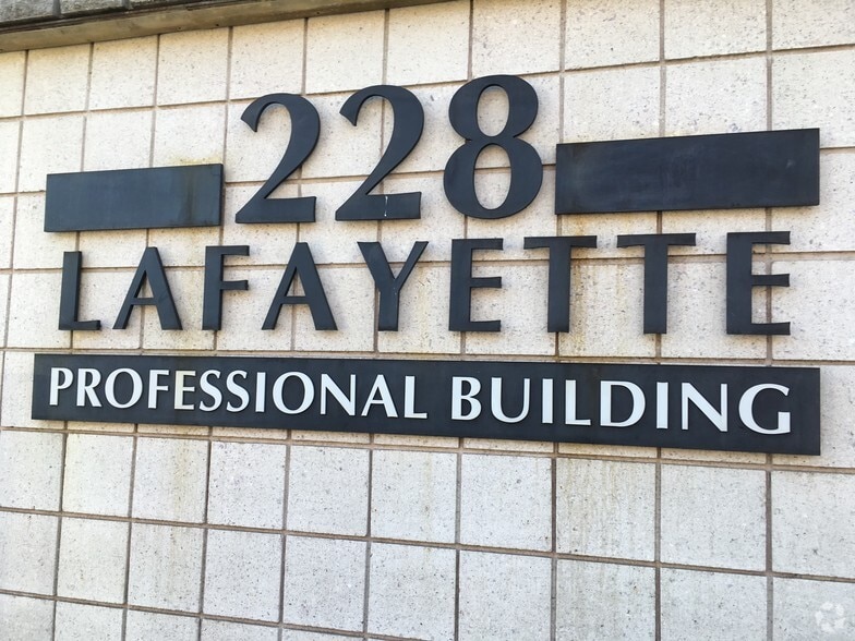 228 Lafayette St, Newark, NJ à louer - Photo du bâtiment - Image 2 de 6