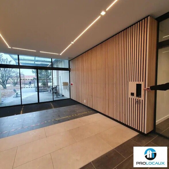 Office in Eybens for lease - Building Photo - Image 2 of 12