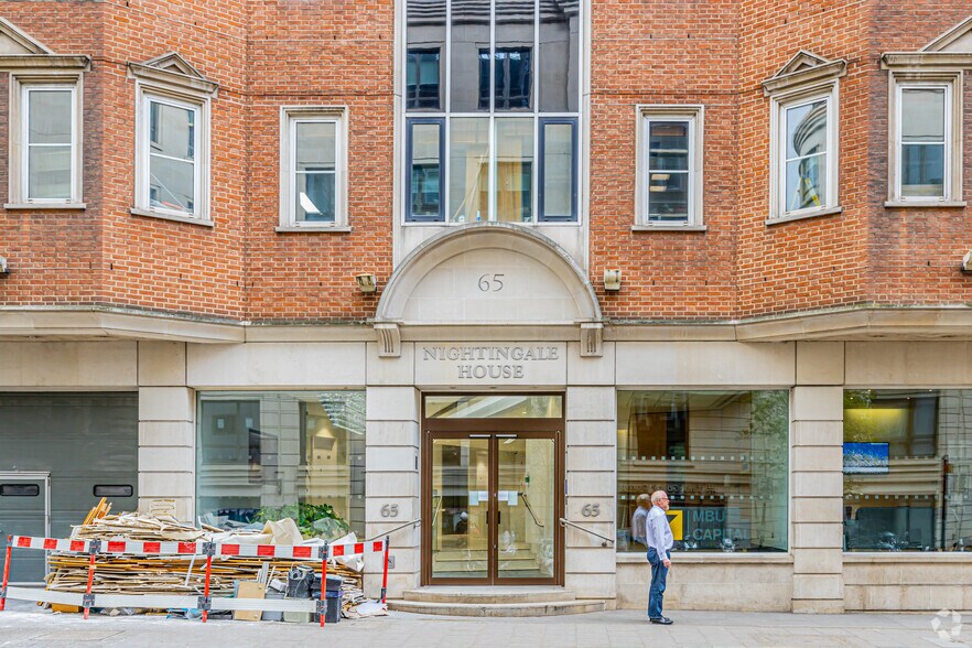 65 Curzon St, Londres à louer - Photo du bâtiment - Image 2 de 3