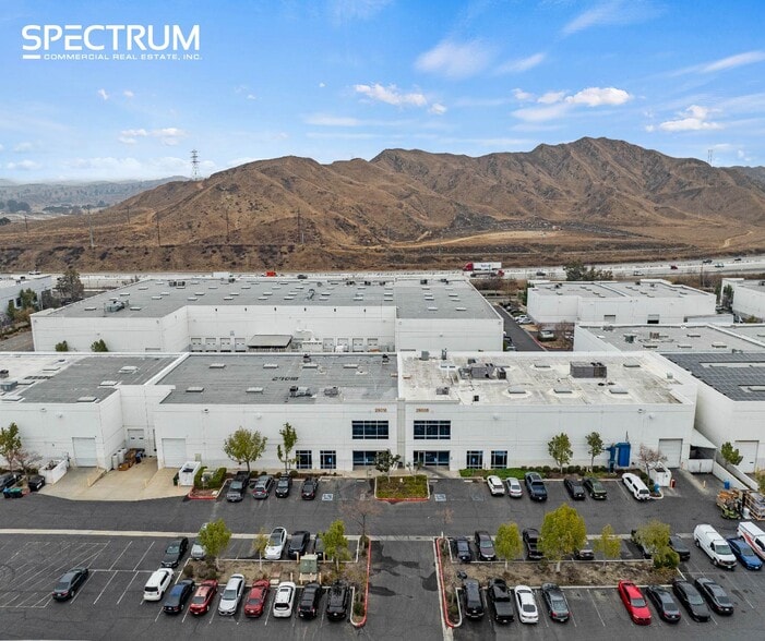 29018 N Hancock Pky, Valencia, CA à louer - Photo du bâtiment - Image 3 de 11
