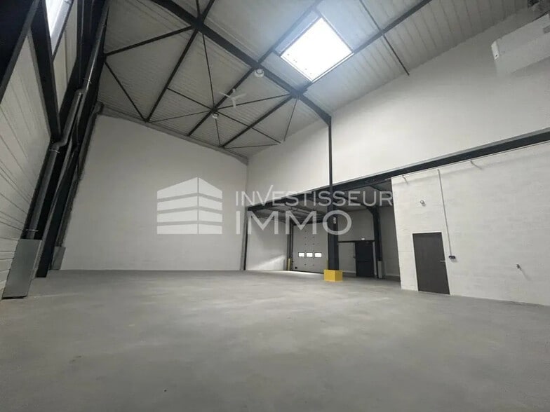 Industrial in SAINT-OUEN-L'AUMONE for lease - Interior Photo - Image 2 of 4