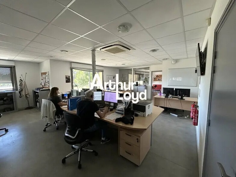 Office in Le Muy for lease - Interior Photo - Image 2 of 3