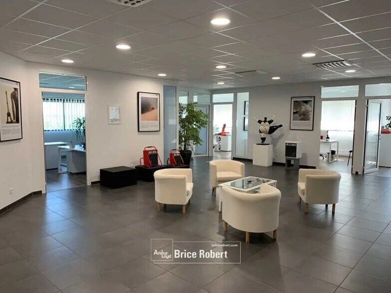 Bureau dans Pommiers à louer - Photo du bâtiment - Image 2 de 23