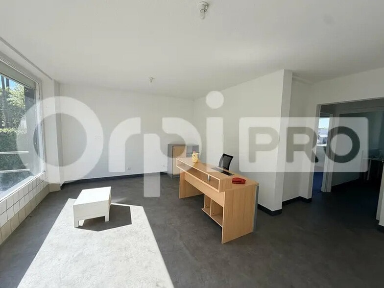 Retail in Montluçon for lease - Interior Photo - Image 2 of 5