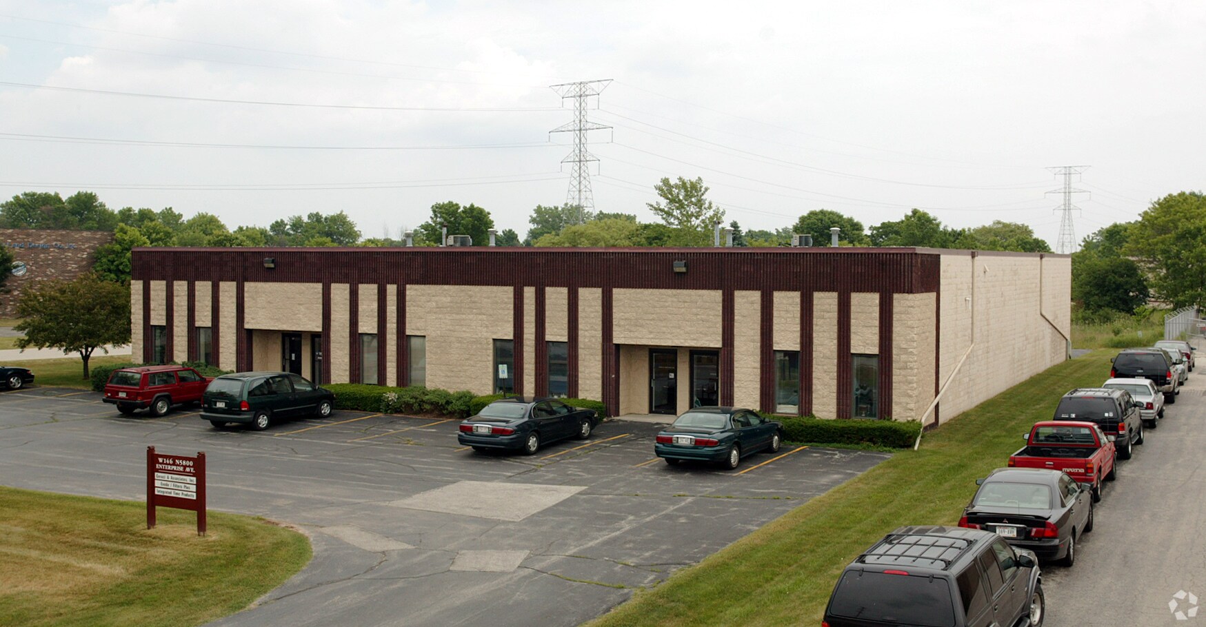W146N5800 Enterprise Ave, Menomonee Falls, WI for lease Building Photo- Image 1 of 35