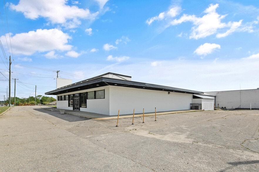 301 Robeson St, Fayetteville, NC for lease - Building Photo - Image 3 of 36