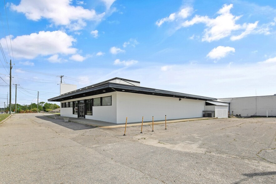 301 Robeson St, Fayetteville, NC à louer - Photo du bâtiment - Image 3 de 36