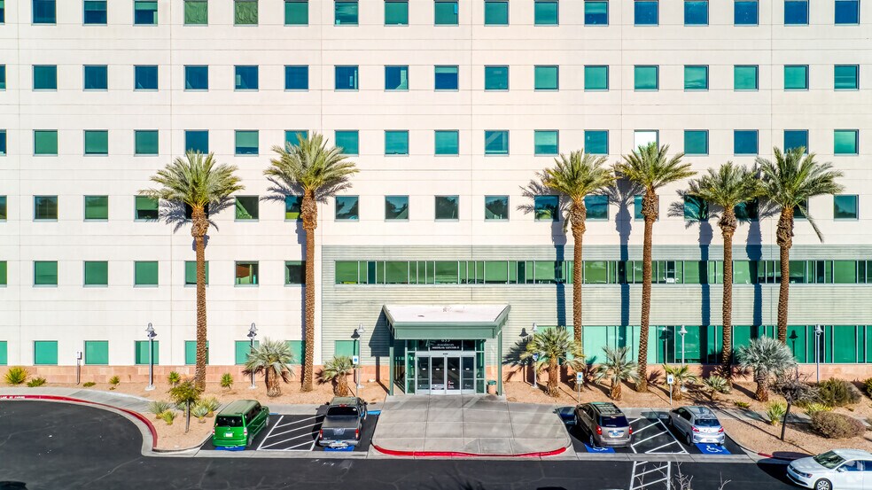 653 N Town Center Dr, Las Vegas, NV à louer - Photo du bâtiment - Image 3 de 8