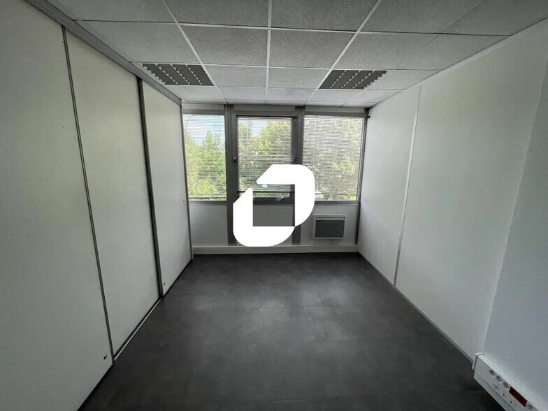 Bureau dans Noisy-le-Grand à louer - Photo du bâtiment - Image 2 de 7