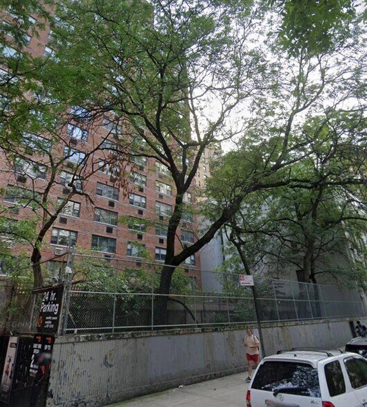 318 E 73rd St, New York, NY à louer - Photo du bâtiment - Image 2 de 2