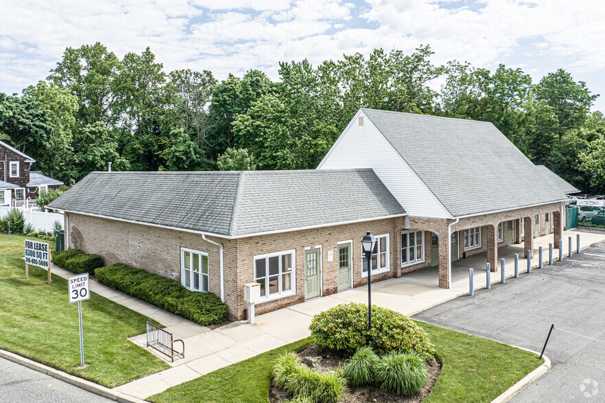 320 Merrick Rd, Amityville, NY for sale - Primary Photo - Image 1 of 15