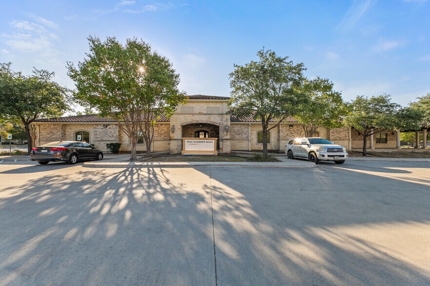 9502 Huebner Rd, San Antonio, TX à louer - Photo du bâtiment - Image 1 de 7