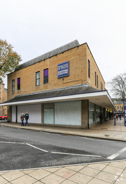 30-48 The Princess Of Wales Precinct, Dewsbury for lease - Primary Photo - Image 1 of 8