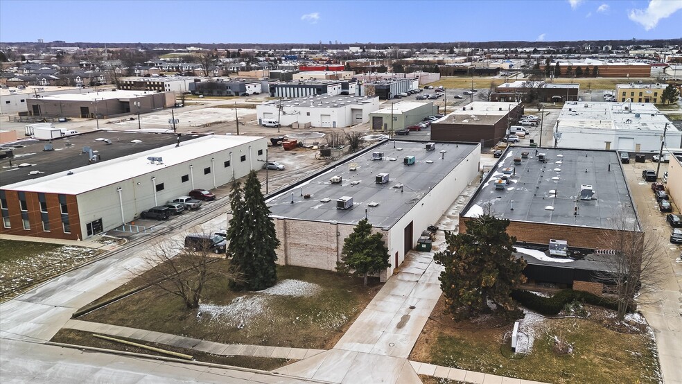 32301-32303 Howard Ave, Madison Heights, MI for lease - Building Photo - Image 2 of 16