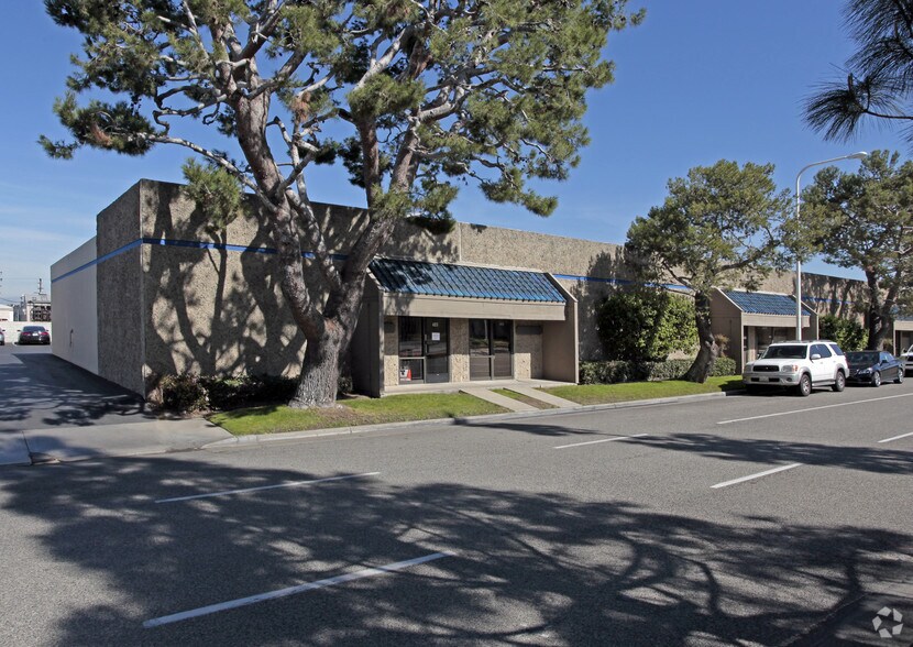 421-433 E Columbine Ave, Santa Ana, CA à louer - Photo du bâtiment - Image 2 de 3