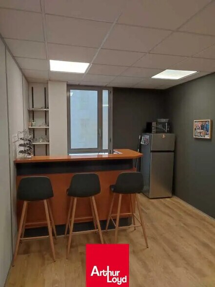 Office in Limas for lease - Interior Photo - Image 3 of 3