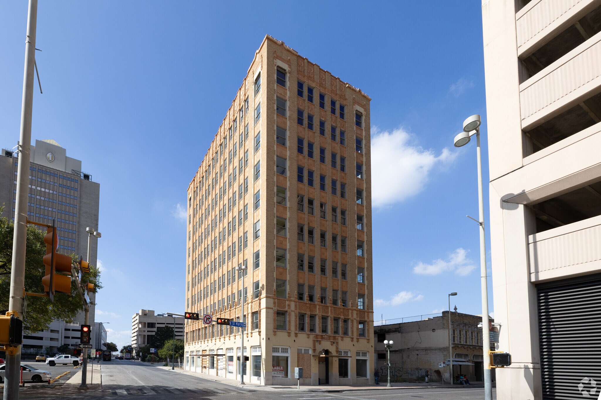The Flats and Voss Buildings portefeuille de 2 propriétés à vendre sur LoopNet.ca Photo principale- Image 1 de 14