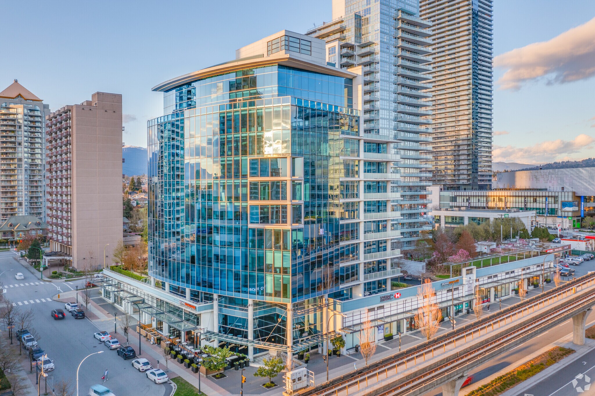 4445 Lougheed Hwy, Burnaby, BC à louer Photo du bâtiment- Image 1 de 9