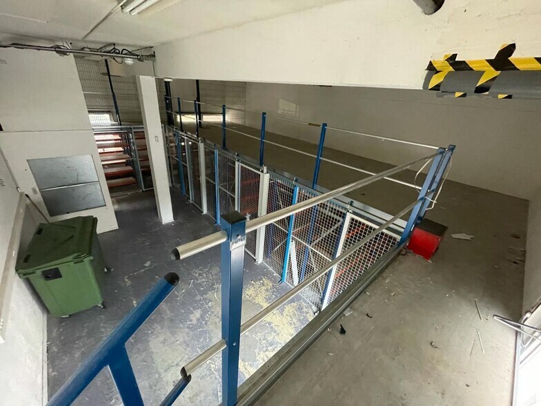 Flex dans Nanterre à louer - Photo du bâtiment - Image 2 de 12
