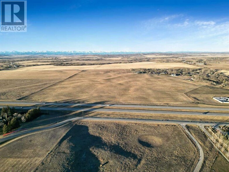 Highway 2A 15 Street E, Okotoks, AB à vendre - Photo principale - Image 1 de 8