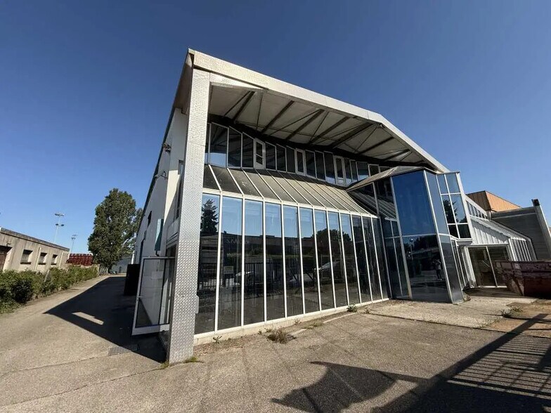 Flex dans Vaulx-en-Velin à louer - Photo du bâtiment - Image 3 de 11