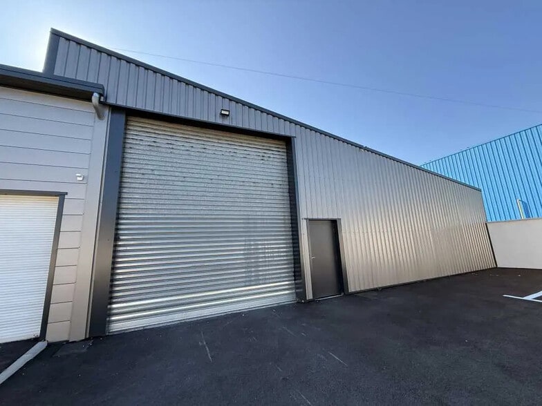 Office in Vaulx-en-Velin for lease - Building Photo - Image 1 of 5