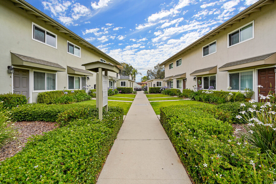 1032 W Wilson St, Costa Mesa, CA à vendre - Photo du bâtiment - Image 1 de 1