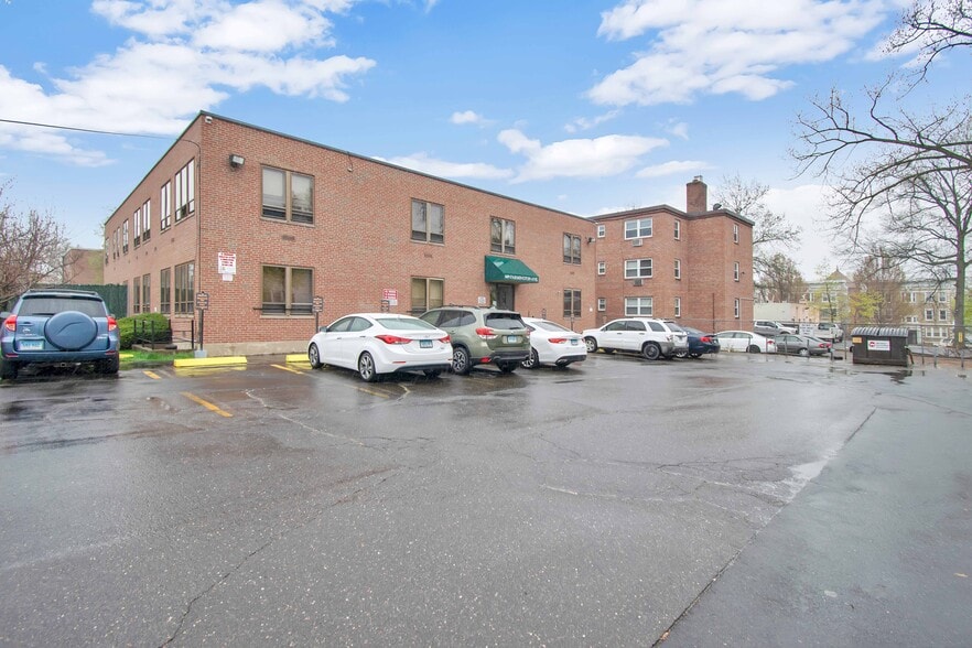 609 Farmington Ave, Hartford, CT for lease - Building Photo - Image 2 of 29