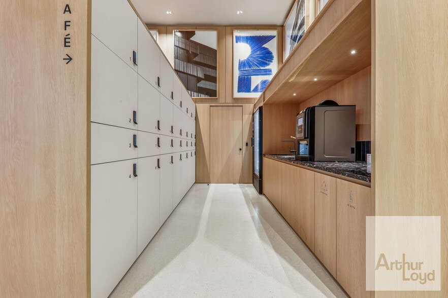 19 Place Françoise Dorin, Paris for lease - Interior Photo - Image 2 of 10