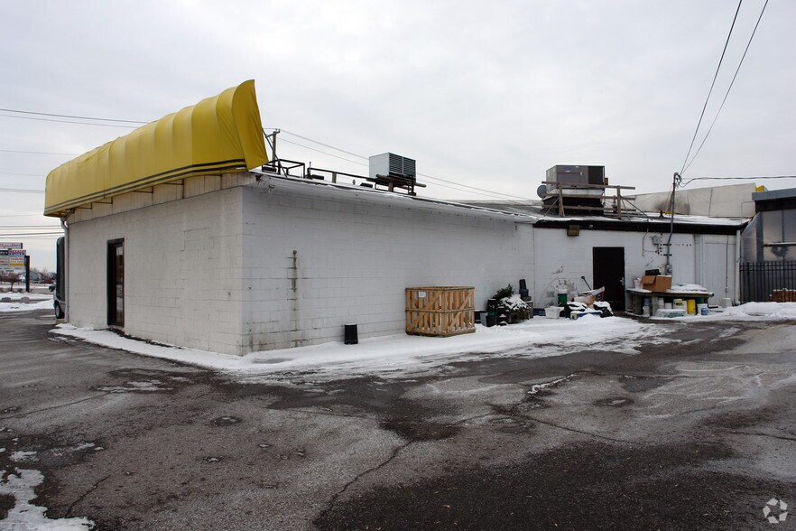 15961 15 Mile Rd, Clinton Township, MI à louer - Photo du bâtiment - Image 2 de 4