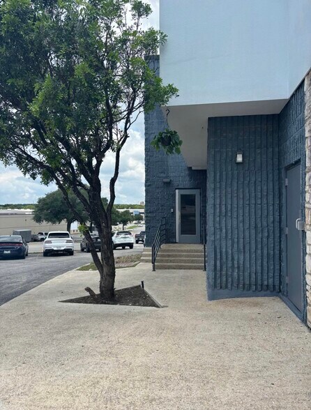 12002 Warfield St, San Antonio, TX à louer - Photo du bâtiment - Image 2 de 10