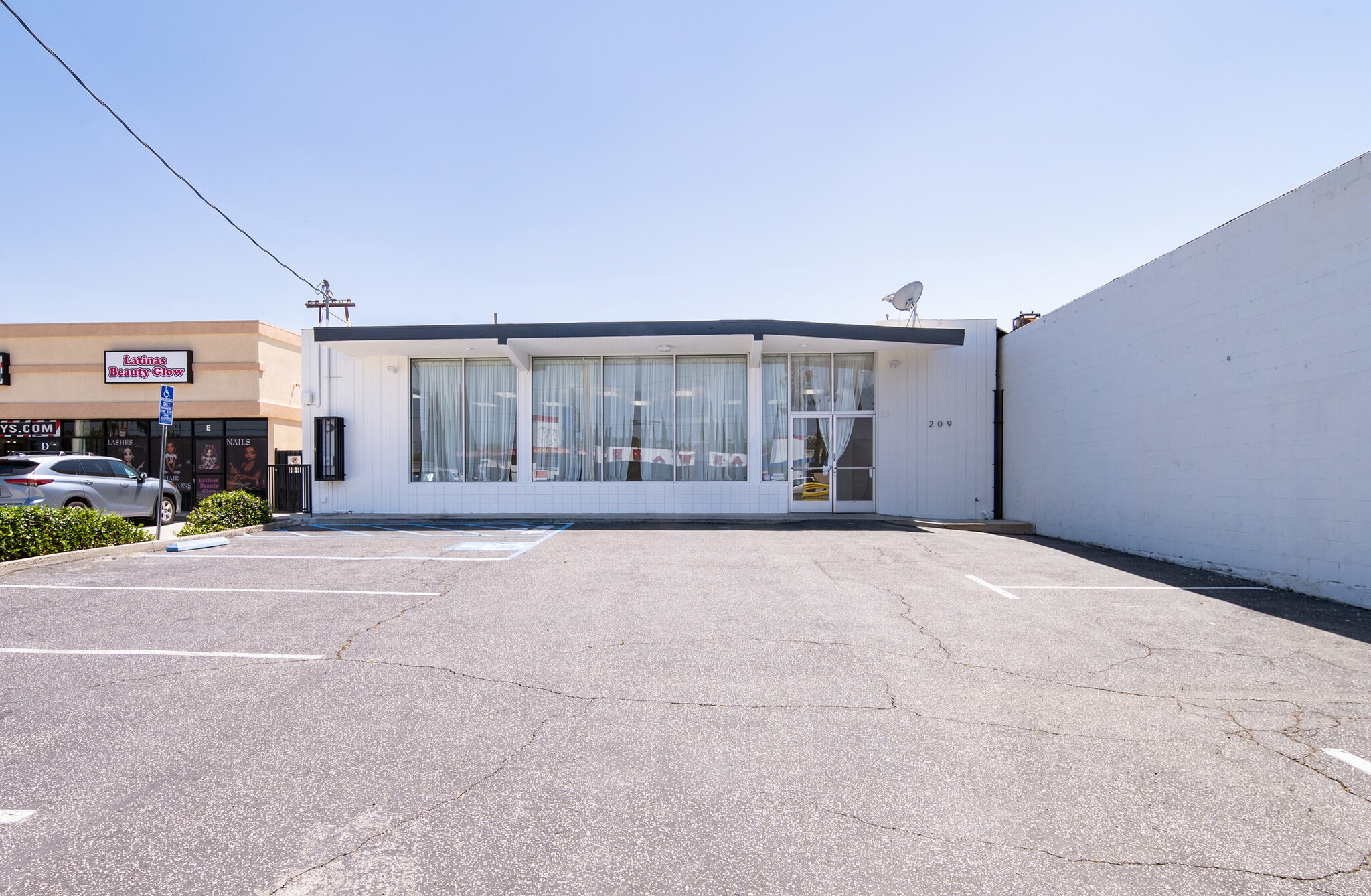 209 E Beverly Blvd, Montebello, CA for lease Interior Photo- Image 1 of 12