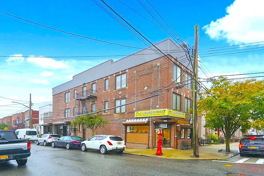 78-04 67th Dr, Middle Village, NY à vendre - Photo du bâtiment - Image 1 de 22