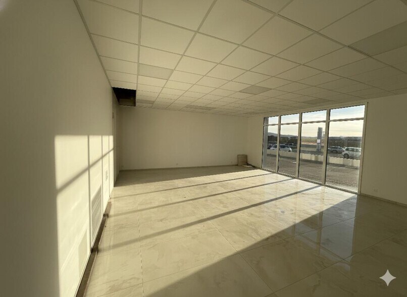 Retail in Solliès-Pont for lease - Interior Photo - Image 1 of 4
