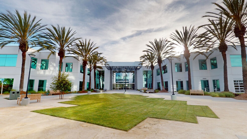 6220 Greenwich Dr, San Diego, CA à louer - Photo du bâtiment - Image 1 de 6