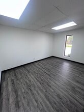 1000-1008 N Commercial Blvd, Arlington, TX à louer Photo intérieure- Image 2 de 6