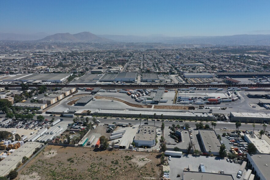 9874 Via De La Amistad, San Diego, CA à vendre - Photo du bâtiment - Image 3 de 7