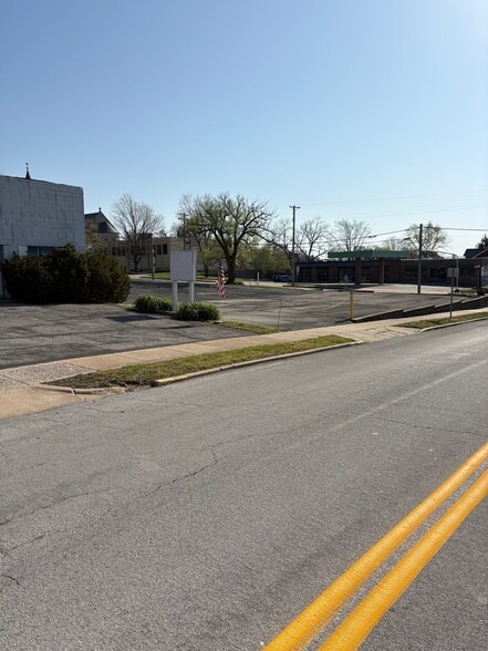 512 Clark St, Saint Charles, MO for sale - Building Photo - Image 3 of 4