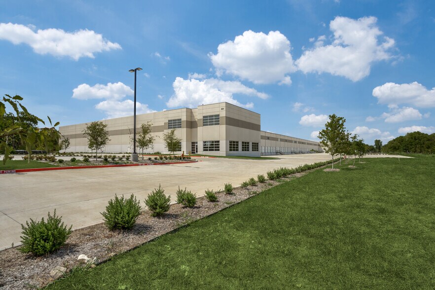 804 W Shady Grove Rd, Grand Prairie, TX for lease - Building Photo - Image 3 of 3