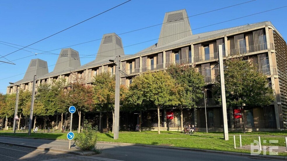 Office in Bordeaux for lease - Building Photo - Image 1 of 8