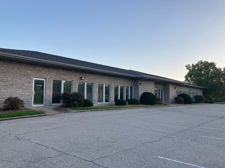 3225 W Truman Blvd, Jefferson City, MO for lease - Primary Photo - Image 1 of 8
