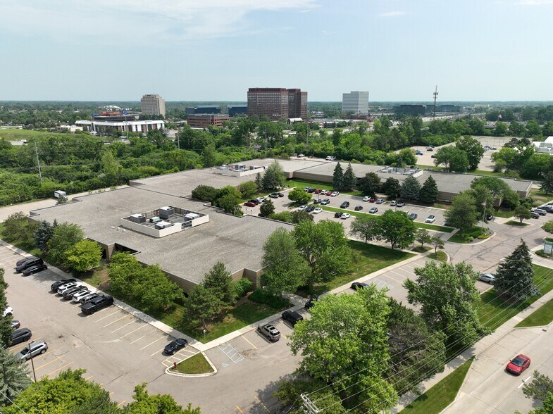 560-580 Kirts Blvd, Troy, MI à louer - Photo du bâtiment - Image 2 de 3