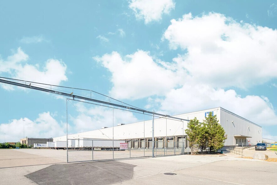 5100 W 70th Pl, Bedford Park, IL for lease - Building Photo - Image 2 of 6