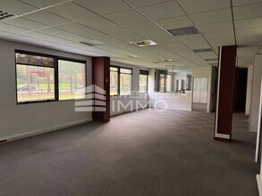 Office in Saint-Thibault-des-Vignes for lease Interior Photo- Image 1 of 3